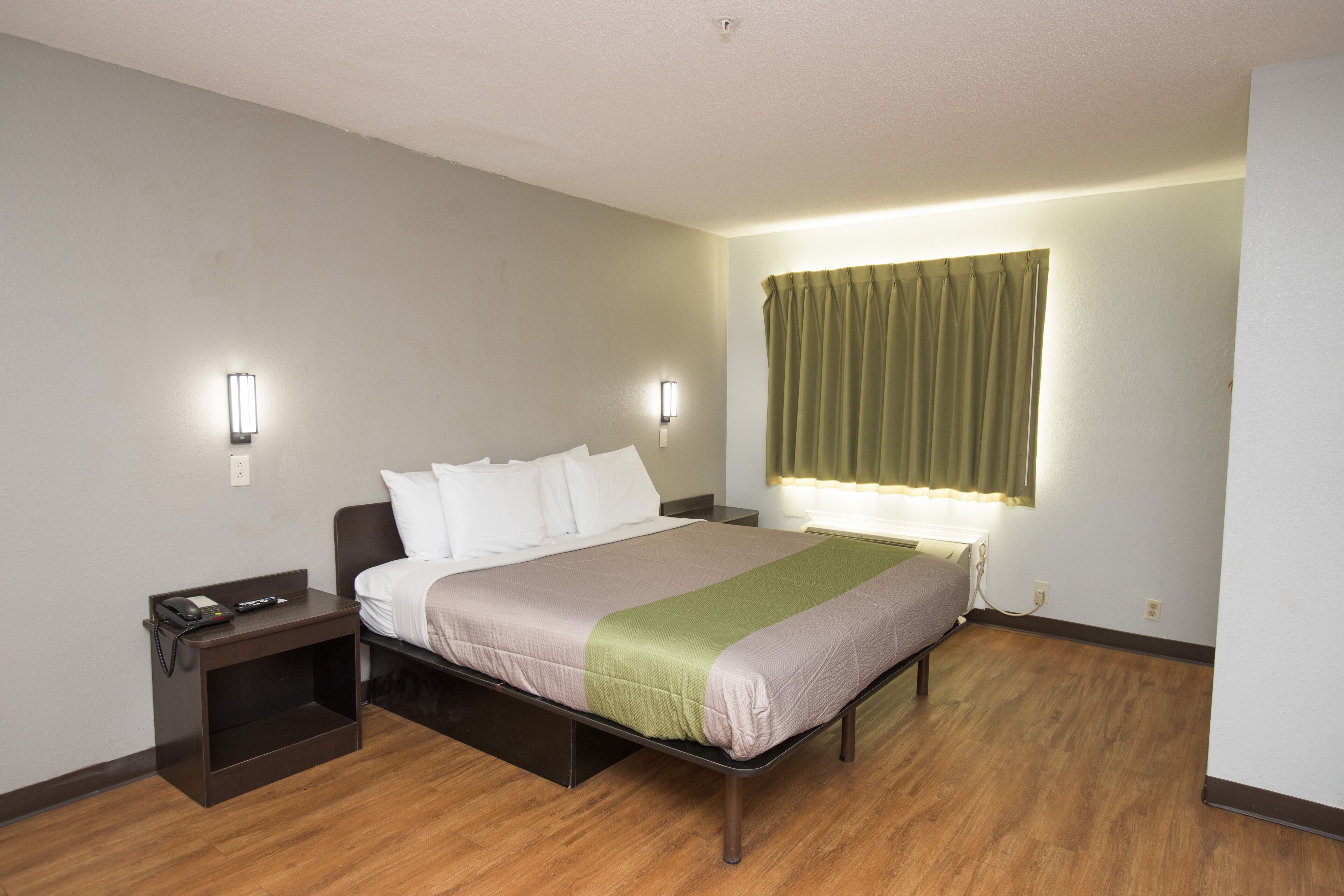 Een bureau, gratis wifi, beddengoed, rolstoeltoegang