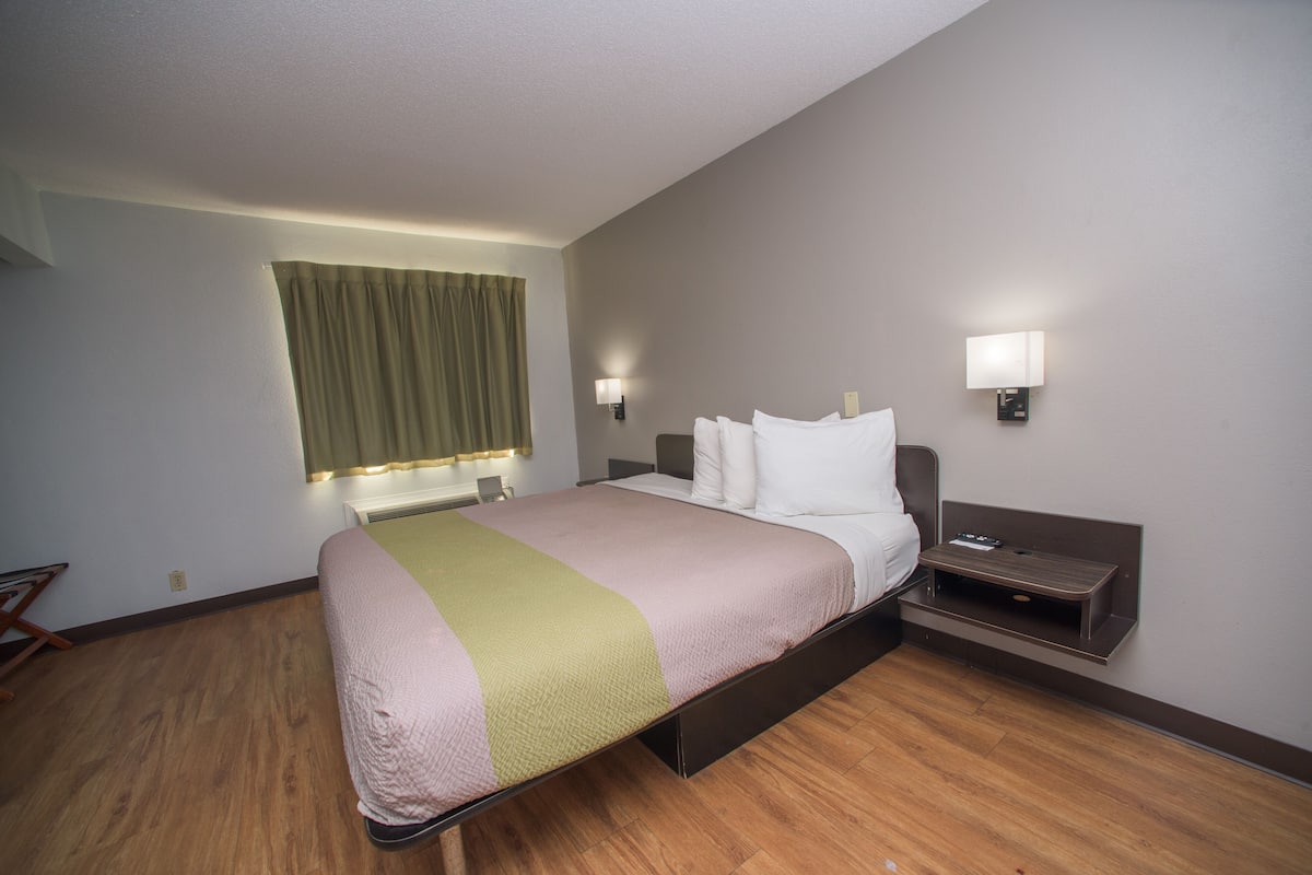 Escritorio, wifi gratis, ropa de cama y acceso para silla de ruedas