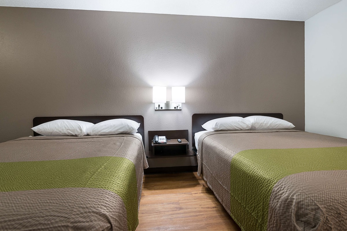 Escritorio, wifi gratis, ropa de cama y acceso para silla de ruedas