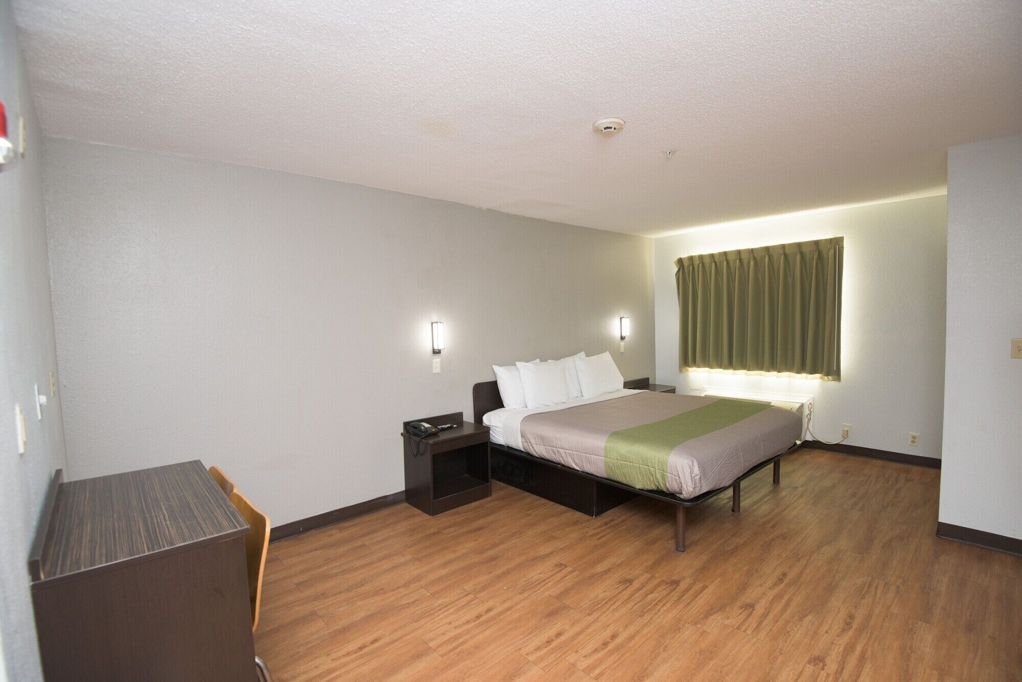 Een bureau, gratis wifi, beddengoed, rolstoeltoegang