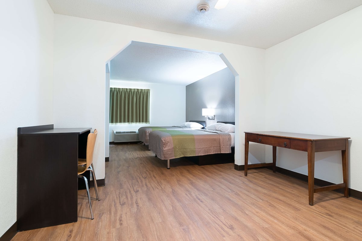 Escritorio, wifi gratis, ropa de cama y acceso para silla de ruedas