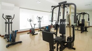 A gym with various exercise equipment including treadmills, ellipticals, and weight machines. - Apartamento Edificio Palmetto 2301 - Arriendos IH (Cartagena de Indias)