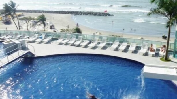 A pool with a view of the beach and ocean. - Apartamento Edificio Palmetto 2301 - Arriendos IH (Cartagena de Indias)