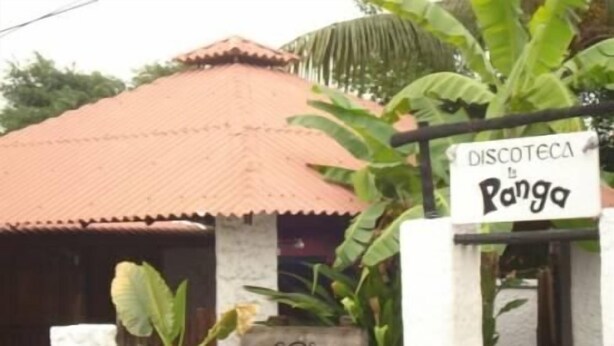 Un edificio con un letrero que dice "DISCOTECA by Ranga" y otro letrero que indica "GOS" en la fachada.