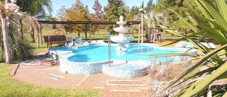 Una piscina al aire libre