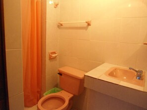 Habitación doble, 1 cama matrimonial | Baño | Regadera, amenidades de baño gratuitas, toallas