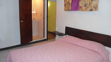 Habitación doble, 1 cama matrimonial | Escritorio y wifi gratis