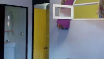 Habitación doble, 1 cama matrimonial | Escritorio y wifi gratis