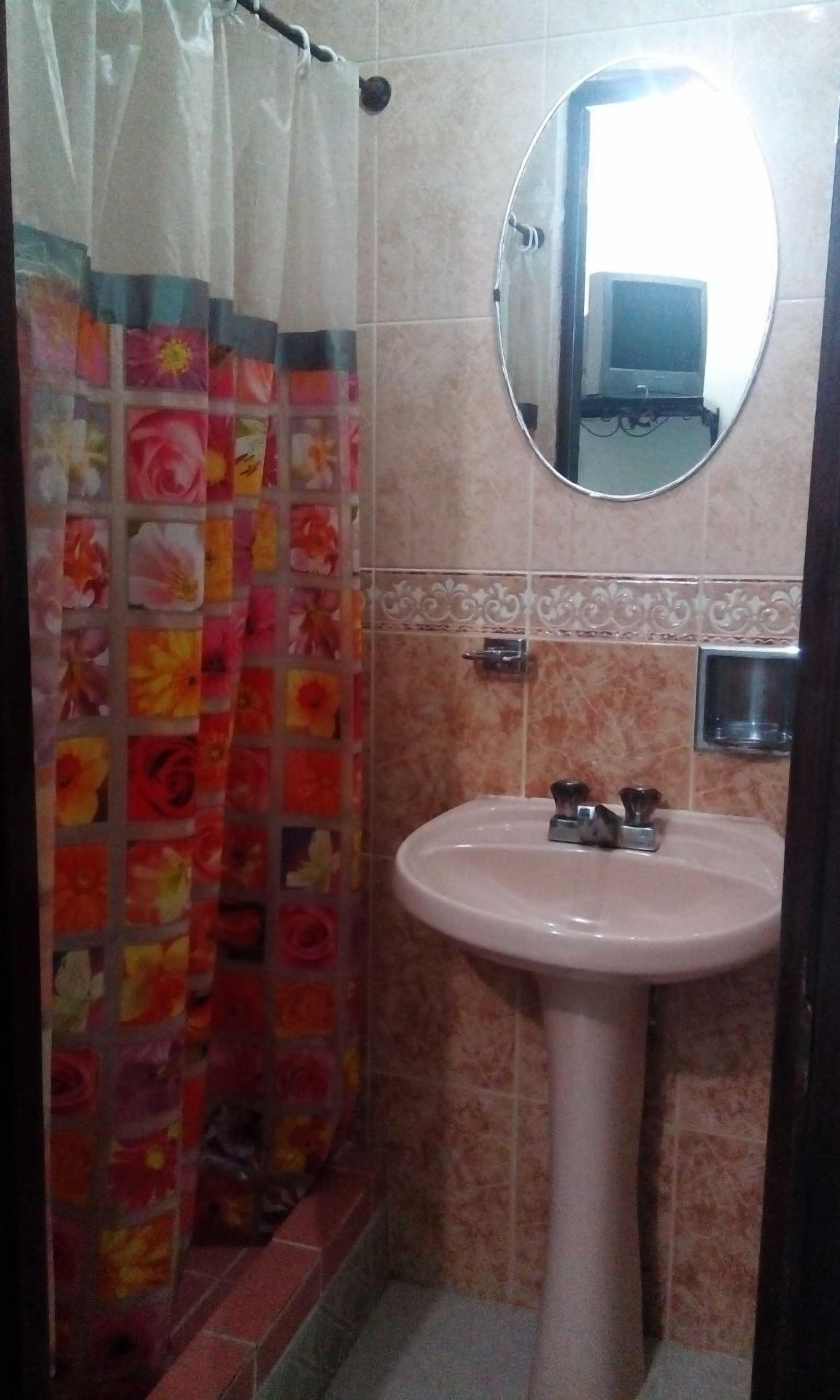 Habitación doble, 1 cama matrimonial | Baño | Regadera, amenidades de baño gratuitas, toallas 