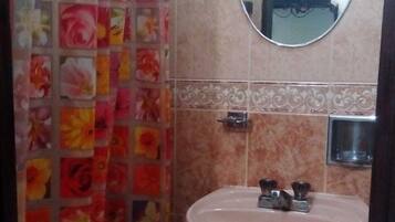 Habitación doble, 1 cama matrimonial | Baño | Regadera, amenidades de baño gratuitas, toallas