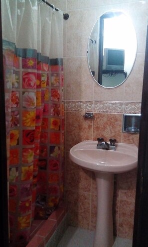 Habitación doble, 1 cama doble | Baño | Ducha, artículos de higiene personal gratuitos y toallas