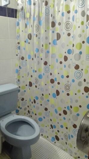 Chambre Double, 1 très grand lit | Salle de bain | Douche, articles de toilette gratuits, serviettes fournies