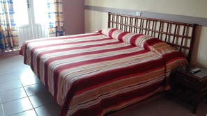 Chambre Double, 1 très grand lit | Wi-Fi gratuit, draps fournis