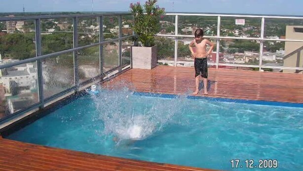 Une piscine sur le toit offrant une vue dégagée sur le paysage urbain.