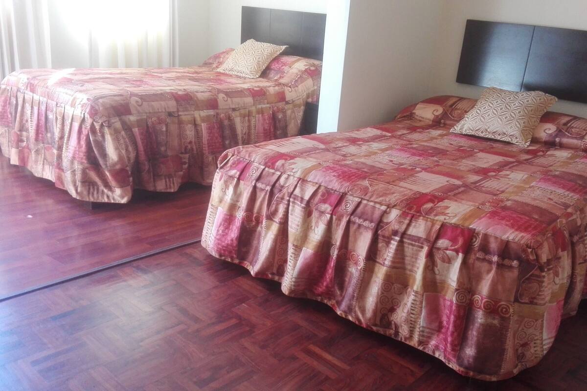 Escritorio, camas extra y wifi gratis