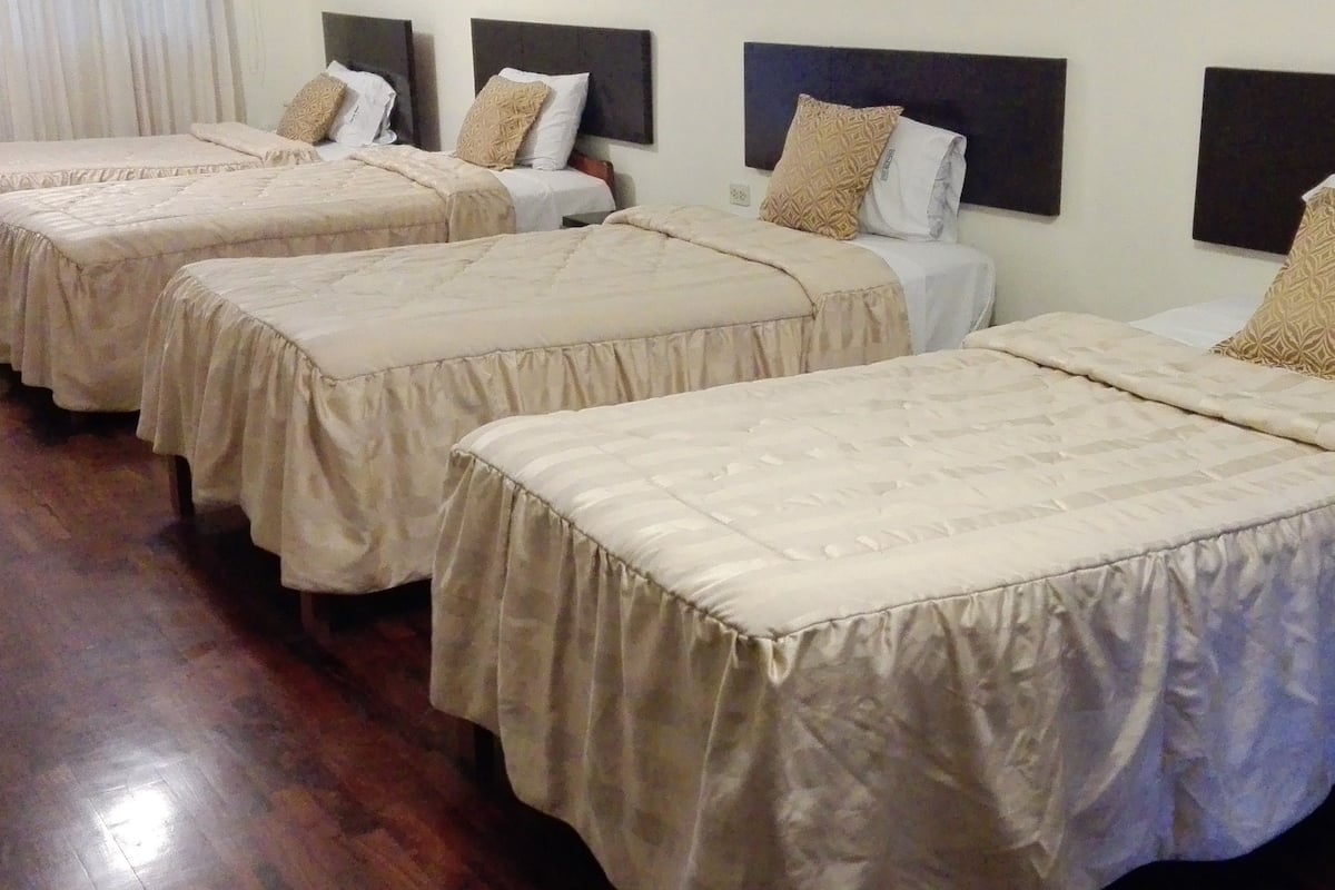 Habitación cuádruple | Escritorio, camas extra y wifi gratis
