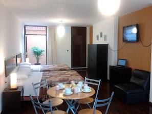 Family Room | Desk, rollaway beds, free WiFi - Casa del Parque (Trujillo)