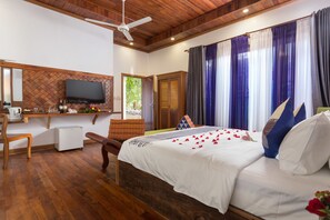 Minibar, in-room safe, desk, iron/ironing board