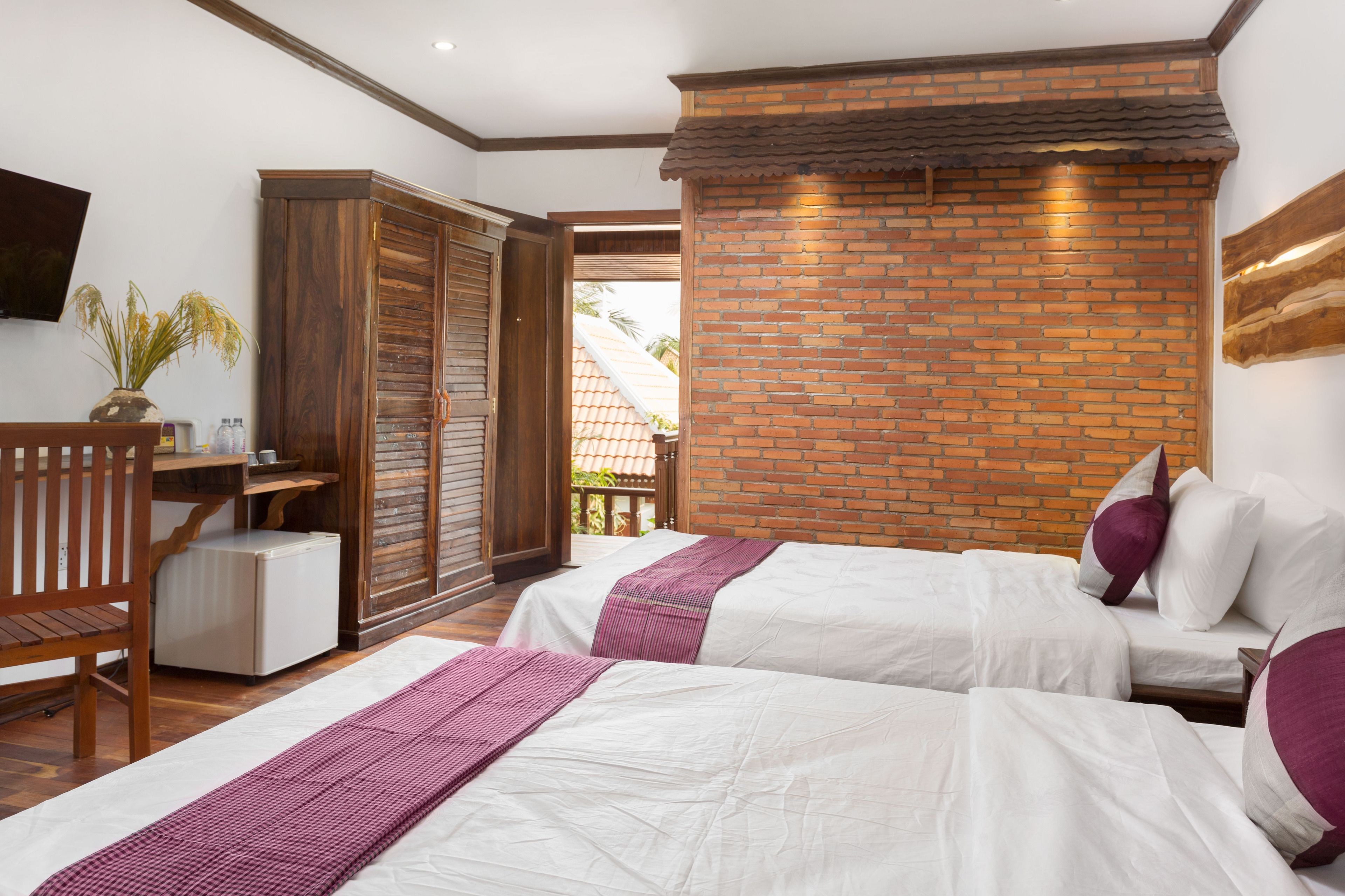 twin suite room with bathtub  | minibar, in-room safe, desk, iron/ironing board