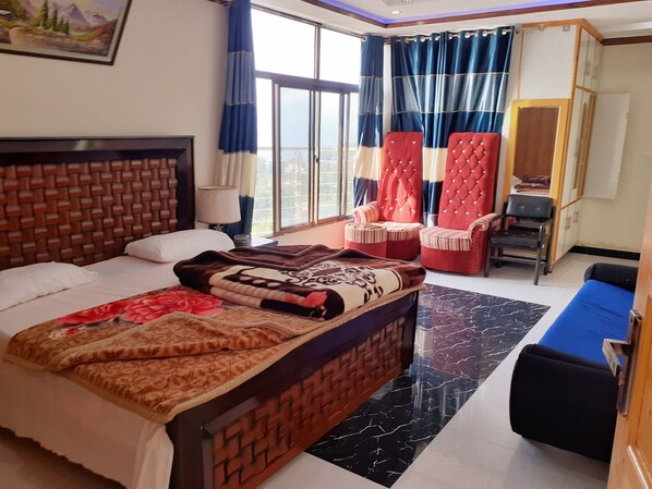 Escritorio, cortinas blackout y wifi gratis