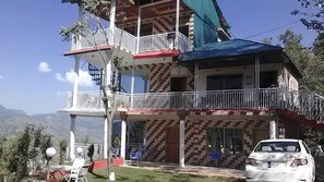 Vista frontal de la propiedad