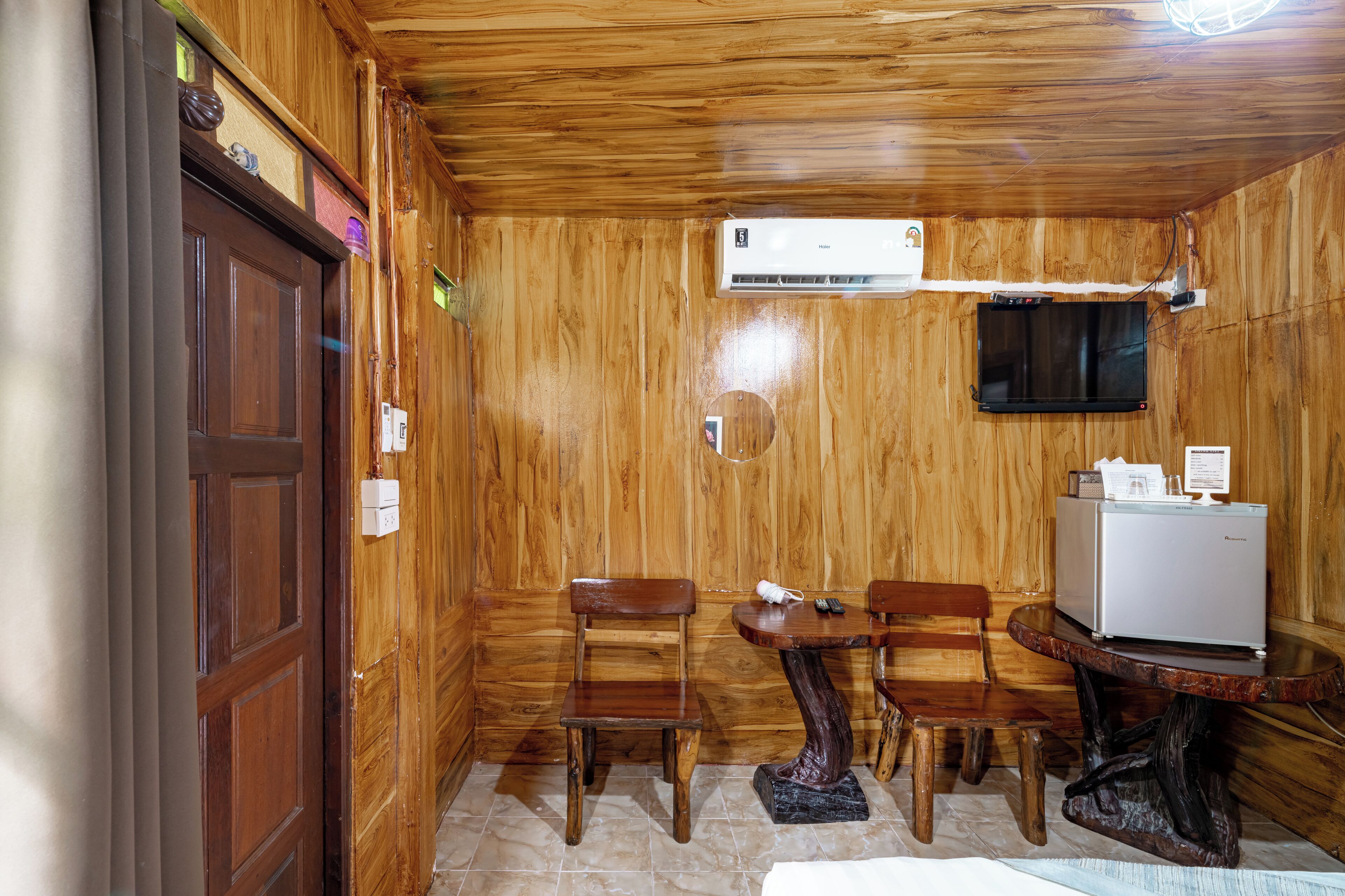 budget double room | minibar, individually decorated, desk, laptop workspace