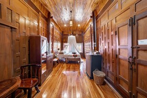 Minibar, decoración personalizada y escritorio 