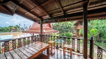 Riverfront Villa | 露台/庭院