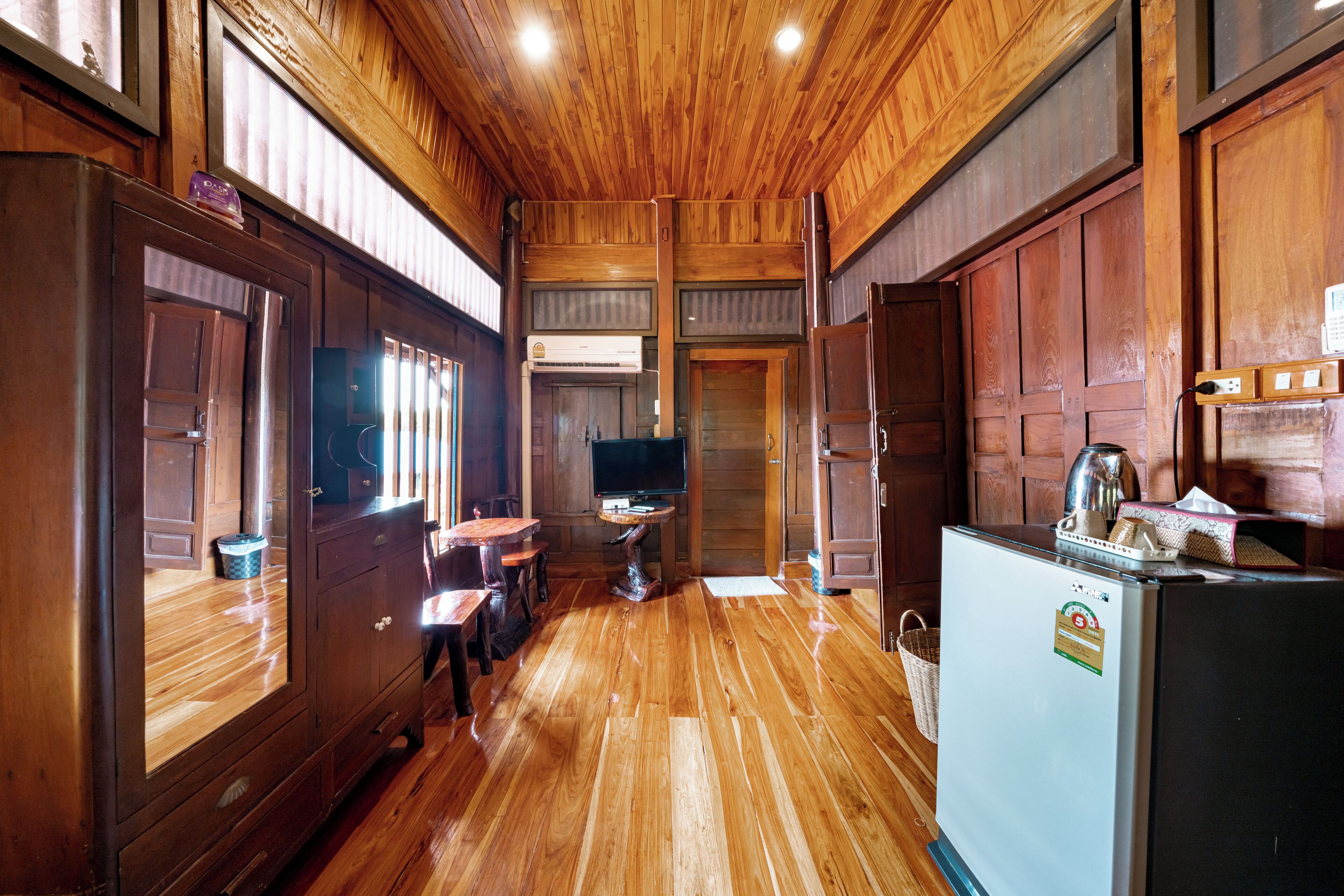 superior double room | minibar, individually decorated, desk, laptop workspace