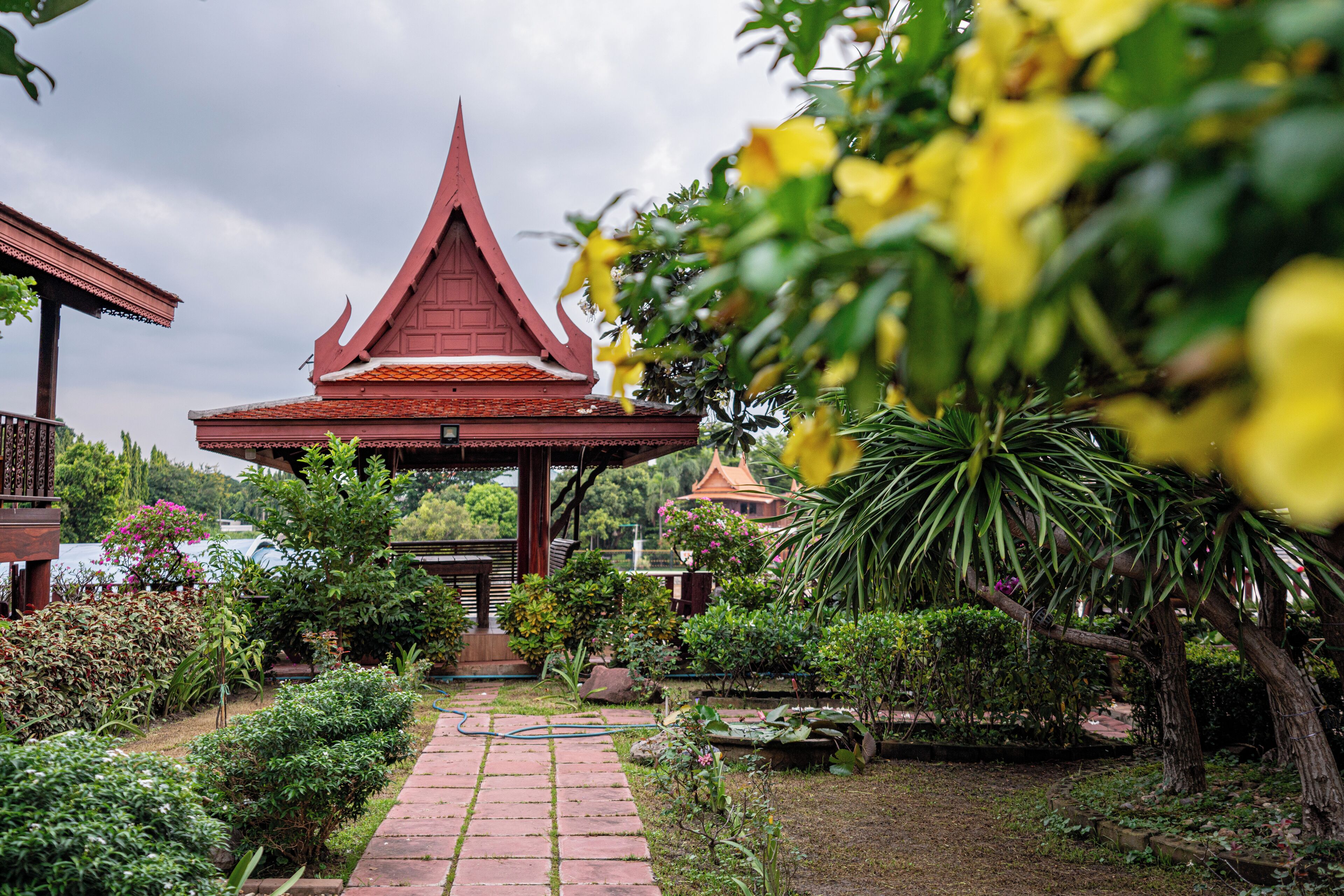 108-cm smart tv with cable channels