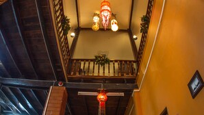A staircase with wooden railings and a railing, leading to an upper floor. - Baan Are Gong Riverside Homestay (Ayutthaya)