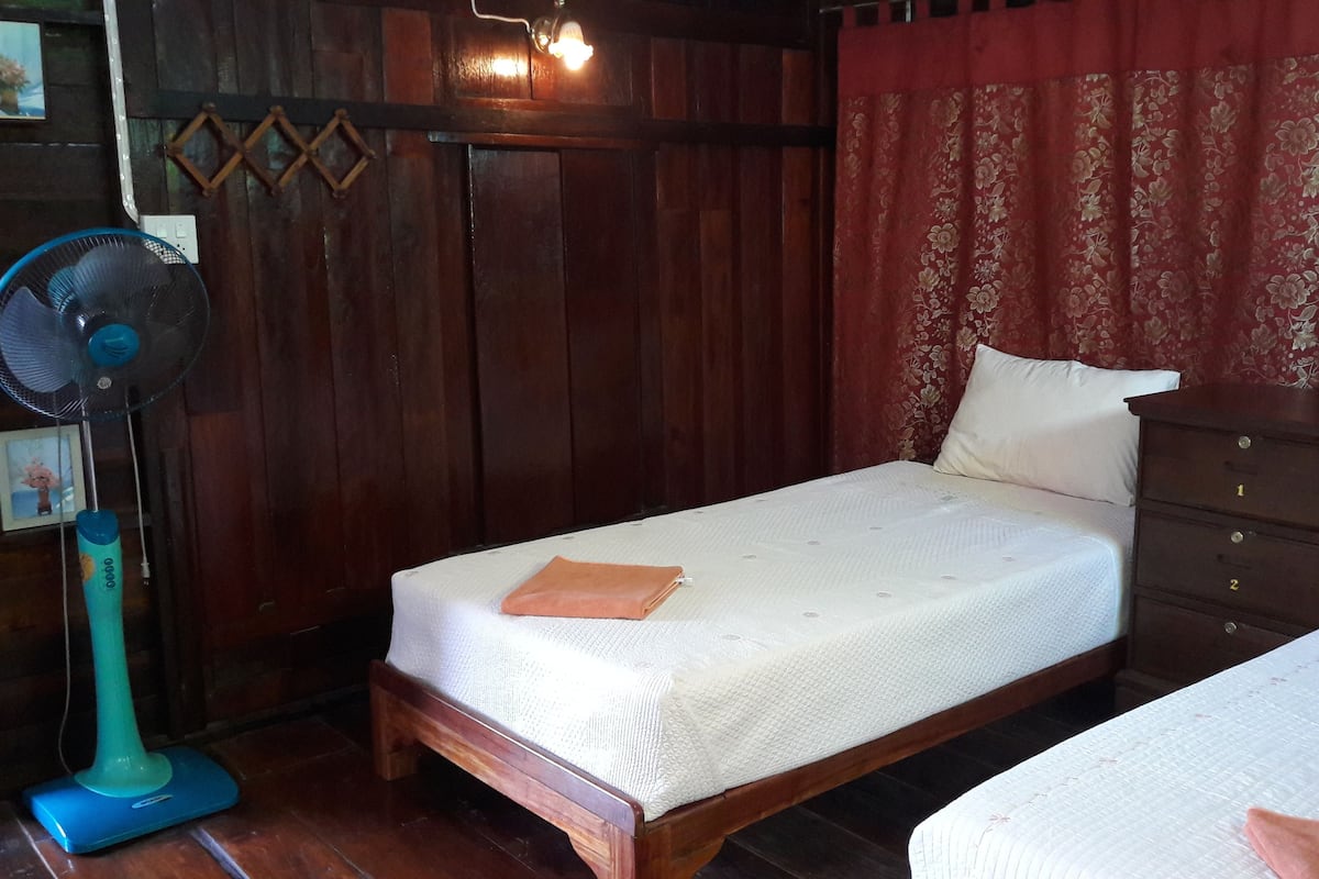 Standard Double or Twin Room with Fan | WiFi (無料)