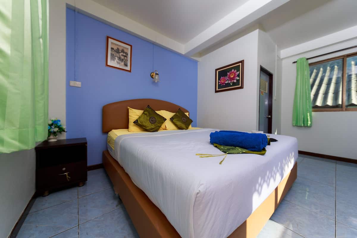 Double | In-room safe, desk, free WiFi