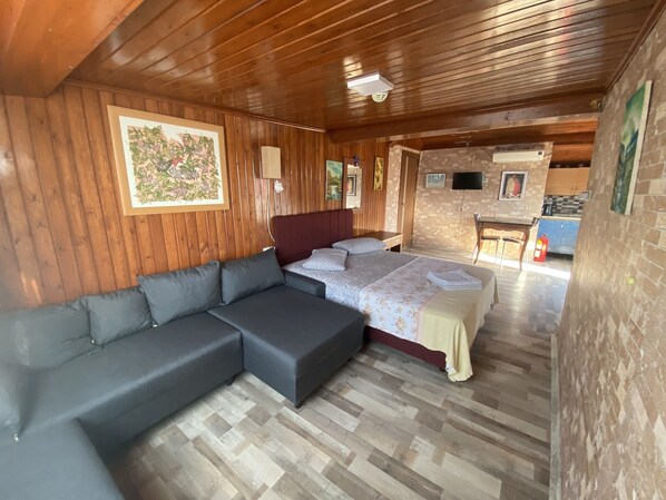 高級開放式客房 | 客廳 | LCD 電視