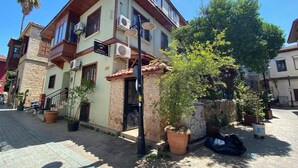 Un bâtiment à deux étages doté de balcons, de climatiseurs et d’une enseigne indiquant qu’il s’agit d’un établissement de jeux.