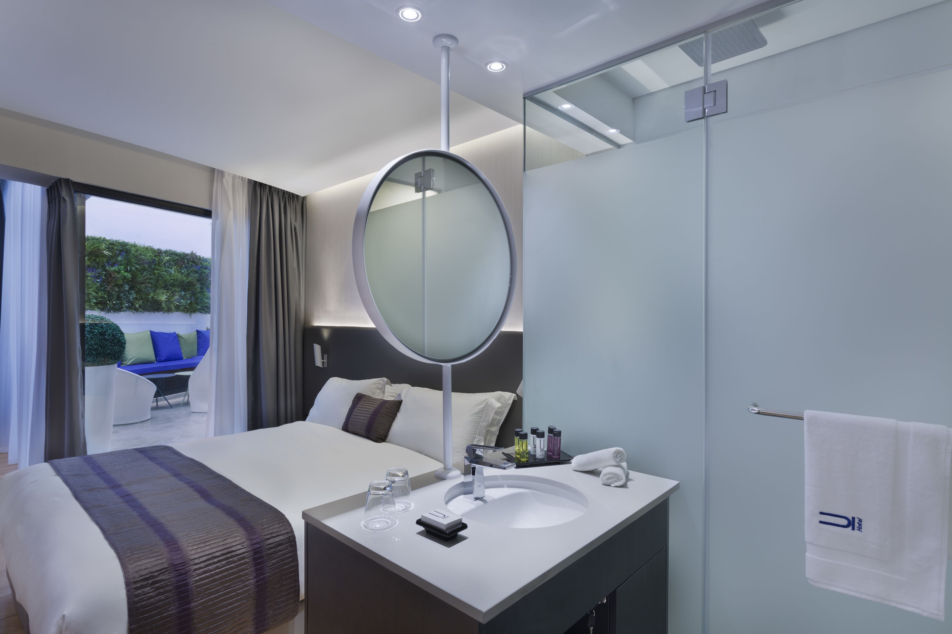 superior room (shared patio) | bathroom sink