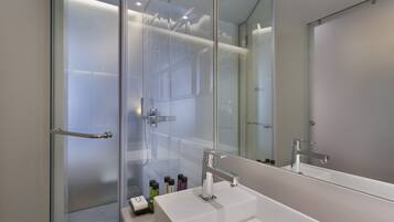 Habitación superior | Baño | Ducha, artículos de higiene personal gratuitos y secador de pelo