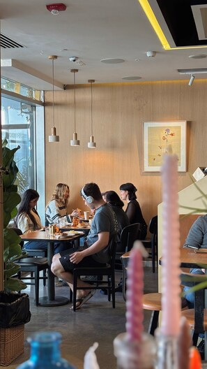 Se ofrece un desayuno bufé todos los días (por un coste adicional)