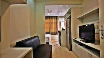 Apartamento Deluxe, vistas a la ciudad | Sala de estar | Una televisión de pantalla plana, películas de pago