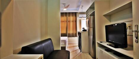 Deluxe Apartment, City View | Living room | Flat-screen TV, pay movies
