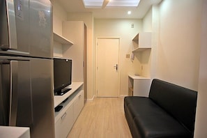 Deluxe-Apartment, Stadtblick | Wohnbereich | Flachbildfernseher, Pay-TV