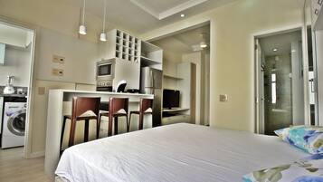 Bàn, màn/rèm cản sáng, bàn ủi/dụng cụ ủi quần áo