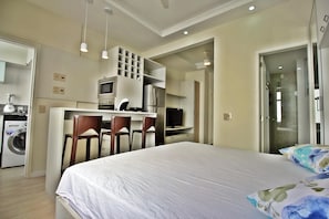 Schreibtisch, Verdunkelungsvorhänge, Bügeleisen/Bügelbrett