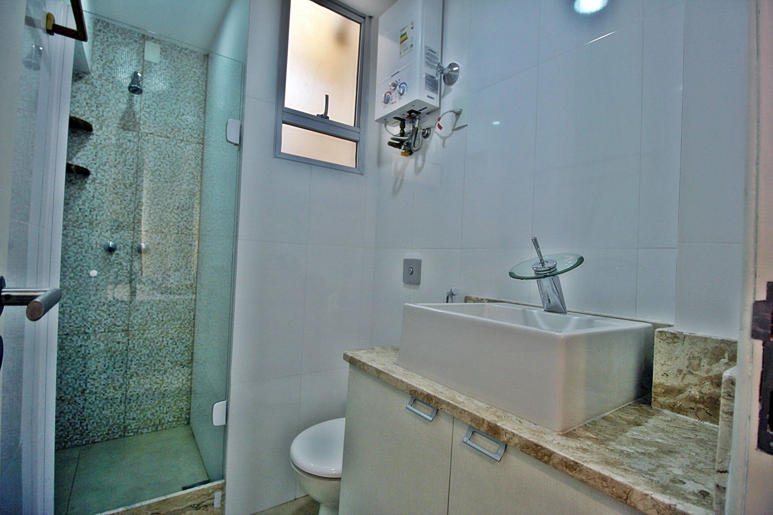 Căn hộ Deluxe, quang cảnh thành phố | Phòng tắm | Buồng tắm vòi sen, đồ dùng nhà tắm miễn phí, máy sấy tóc, khăn tắm 