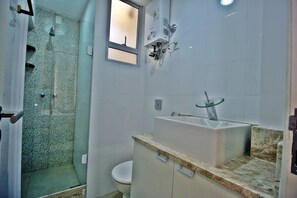 Deluxe-Apartment, Stadtblick | Badezimmer | Dusche, kostenlose Toilettenartikel, Haartrockner, Handtücher