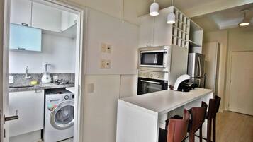 Appartement Deluxe, vue ville | Cuisine privée | Réfrigérateur, micro-ondes, four, plaque de cuisson