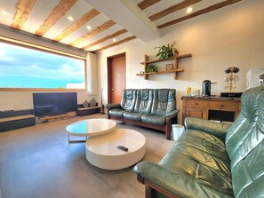 Vila família, 3 quartos | Área de estar | TV de tela plana 50 polegadas com canais a cabo, TV, pisos aquecidos