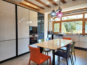 Vila família, 3 quartos | Opções para refeição no quarto