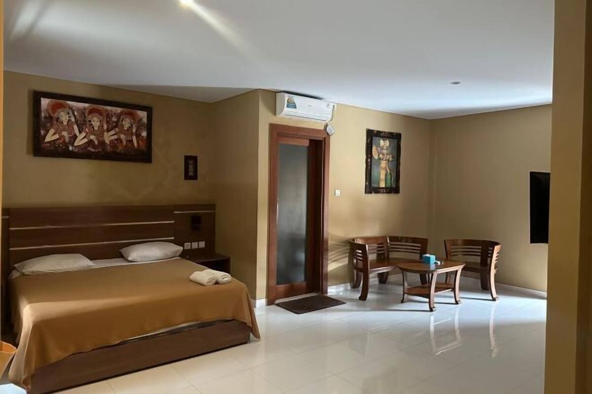In-room safe, WiFi (free), bed sheets
