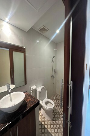 Dusch, gratis toalettartiklar och handdukar